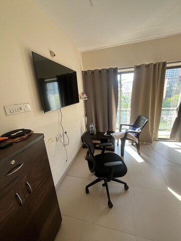 Furnished Amenities in 1 BHK Apartment at Conwood Astoria, Goregaon East – for Rent