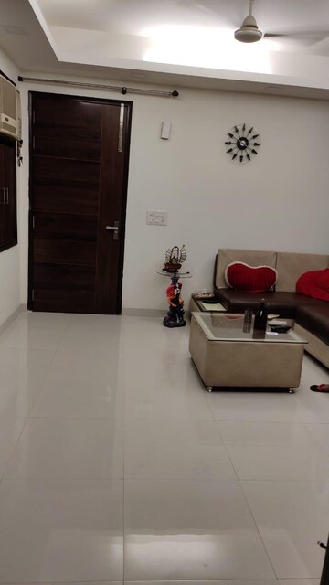 Living Room in 2 BHK Builder Floor at Dlf Phase iv – for Rent