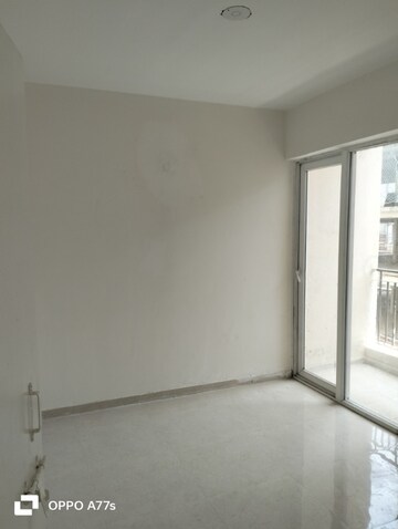 Room in 2.5 BHK Apartment at Signature Global The Millennia, Sector 37d – for Rent