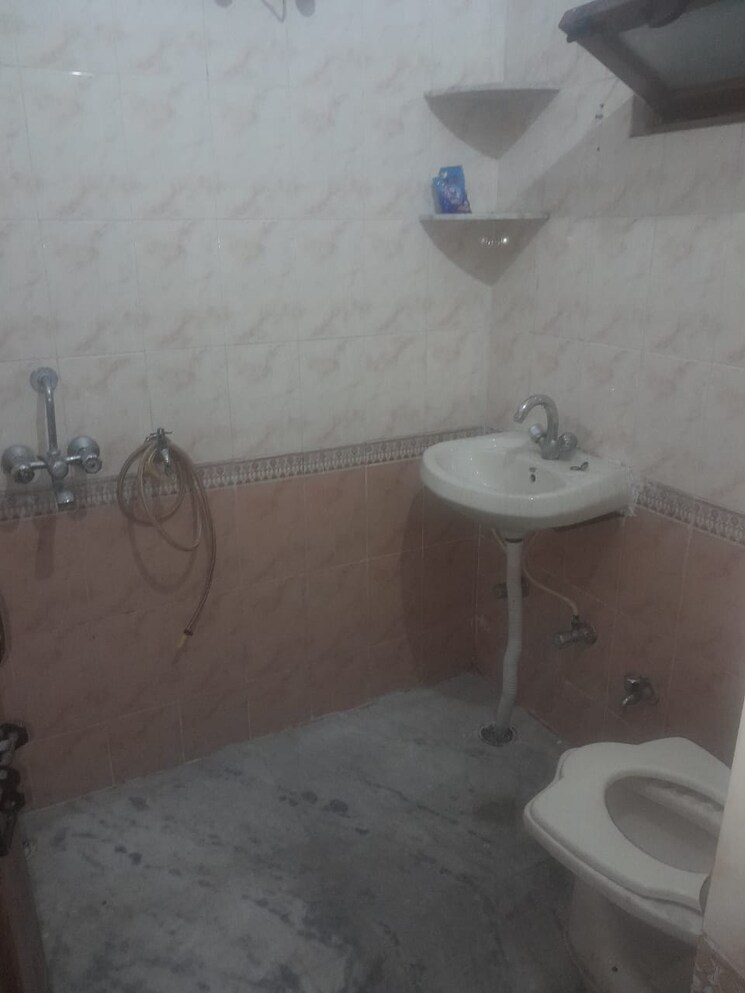 Bathroom, mohit nagar 2 Bedroom 1200 Sq.Ft. Builder Floor In Mohit Nagar Dehradun 8637565