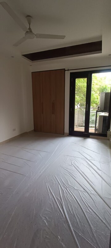 Room in 4 BHK Builder Floor at Panchsheel Park – for Rent
