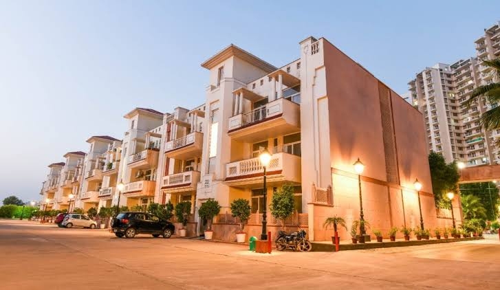 3.5 BHK + Servant Room,Study Room Builder Floor For Rent in SS Almeria