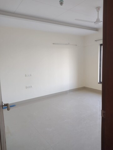 Room in 2 BHK Apartment at Magarpatta Daffodils Apartment, Hadapsar – for Rent