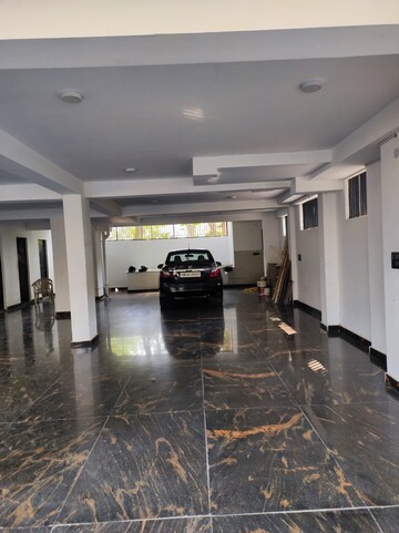 Parking in 3 BHK Builder Floor at DLF Royale Residences, Dlf Phase I – for Sale