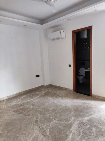 Room in 3 BHK Builder Floor at DLF Royale Residences, Dlf Phase I – for Sale