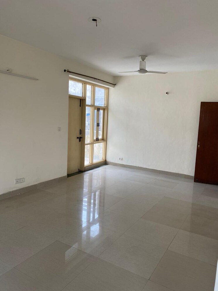 Room, parklands 4 Bedroom 350 Sq.Yd. Builder Floor In Sector 85 Faridabad 8638171