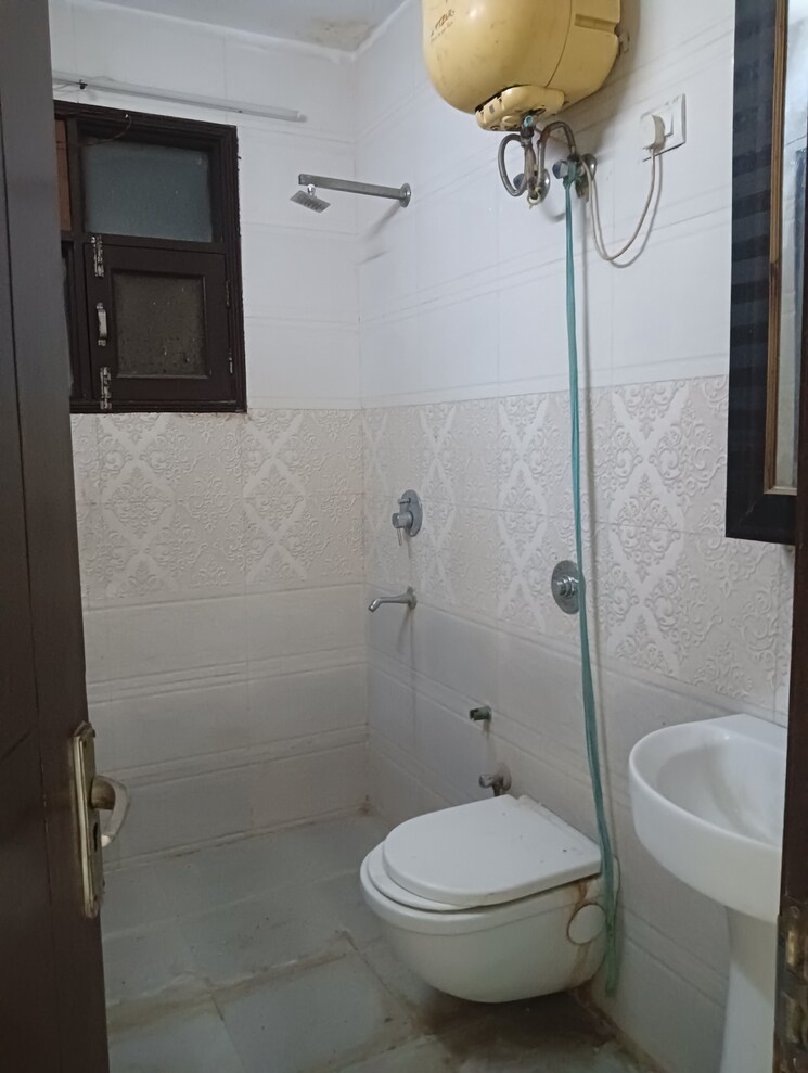 Bathroom, govindpuri 3 Bedroom 1000 Sq.Ft. Builder Floor In Govindpuri Delhi 8638174