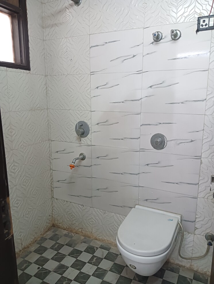 Bathroom, govindpuri 3 Bedroom 1000 Sq.Ft. Builder Floor In Govindpuri Delhi 8638174