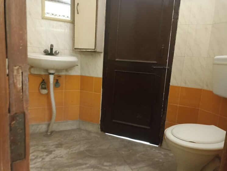 Attached Bathroom, sector 31 2 Bedroom 1200 Sq.Ft. Villa In Sector 31 Noida 8638246