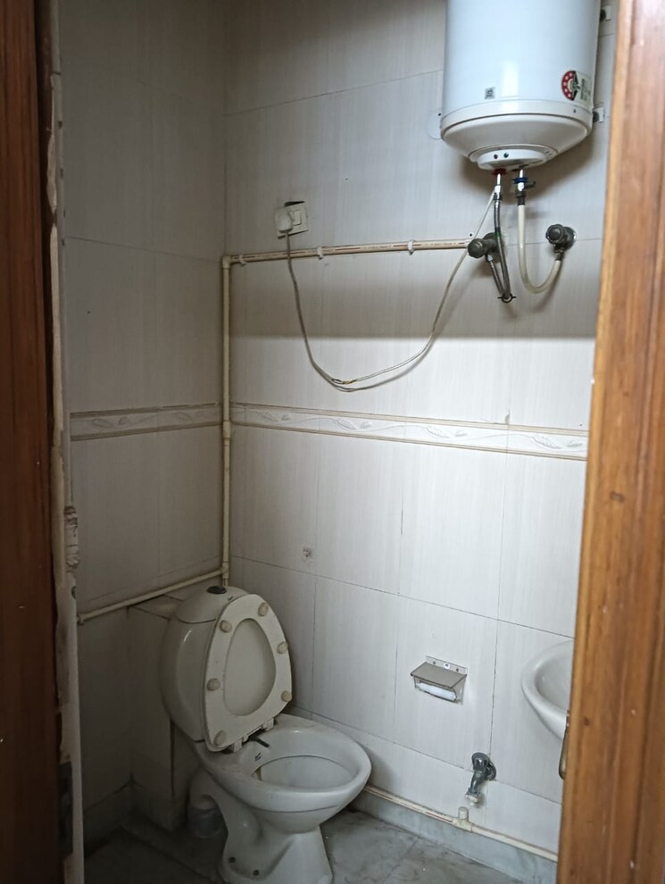 Bathroom, new friends colony 4 Bedroom 500 Sq.Ft. Builder Floor In New Friends Colony Delhi 8638525