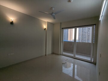 Room in 3 BHK Apartment at Tata Eureka Park, Sector 150 – for Rent