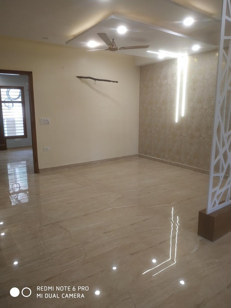 Room, faridabad central 3 Bedroom 250 Sq.Yd. Builder Floor In Faridabad Central Faridabad 8638941