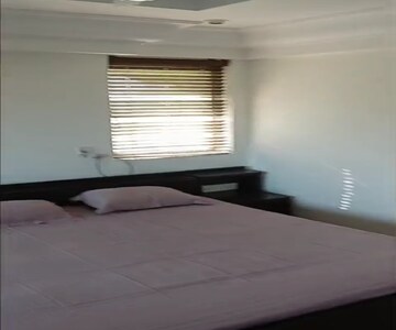 Room in 3.5 BHK Apartment at Parel – for Rent
