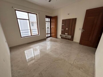 Room in 2 BHK Builder Floor at Sector 9 – for Rent