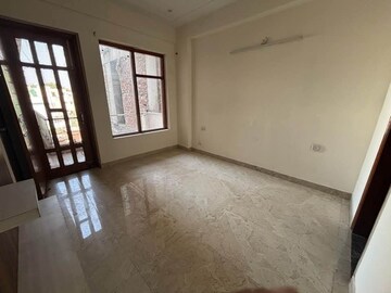 Room in 2 BHK Builder Floor at Sector 9 – for Rent