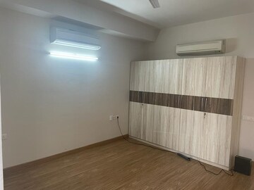 Room in 3.5 BHK Apartment at Ireo Victory Valley, Sector 67 – for Sale