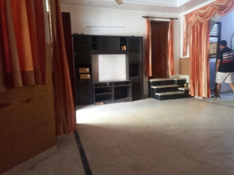 Room, sector 31 2 Bedroom 1500 Sq.Ft. Villa In Sector 31 Noida 8639129