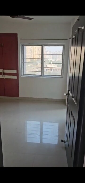 Room in 3 BHK Apartment at Conscient Heritage Max, Sector 102 – for Rent