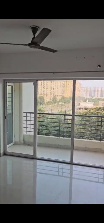Room in 3 BHK Apartment at Conscient Heritage Max, Sector 102 – for Rent