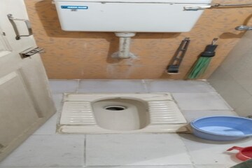 Bathroom in 1 BHK Apartment at Lower Parel – for Rent