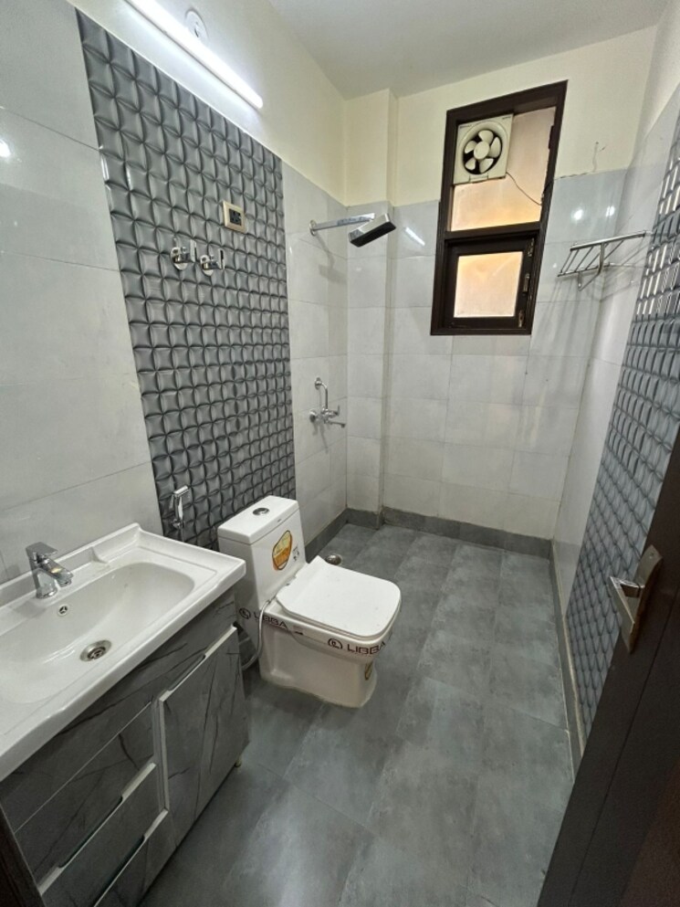 Bathroom, vasundhara sector 3 3 Bedroom 153 Sq.Mt. Builder Floor In Vasundhara Sector 3 Ghaziabad 8639835