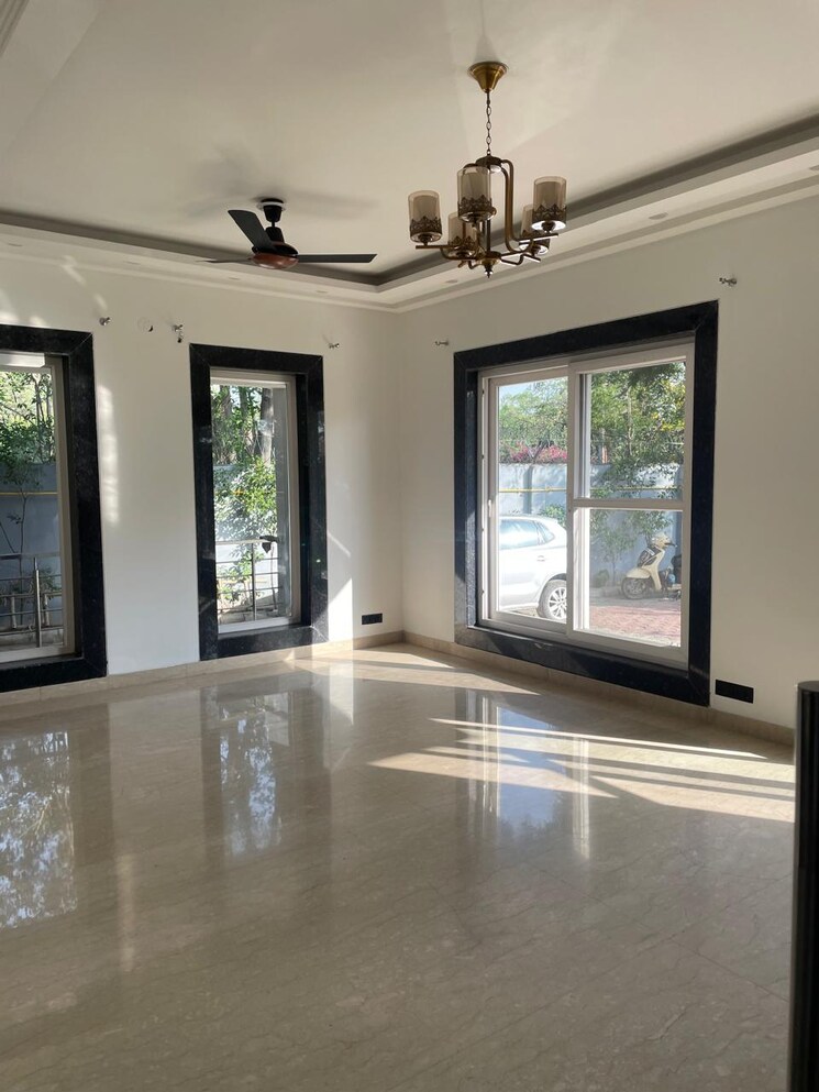 Room, bhati village 6+ Bedroom 1200 Sq.Yd. Villa In Bhati Village Delhi 8639991