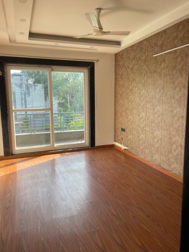 Room, bhati village 6+ Bedroom 1200 Sq.Yd. Villa In Bhati Village Delhi 8639991