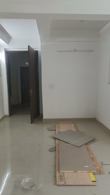 Furnished Amenities in 4 BHK Apartment at AVS Orchard, Sector 77 – for Rent