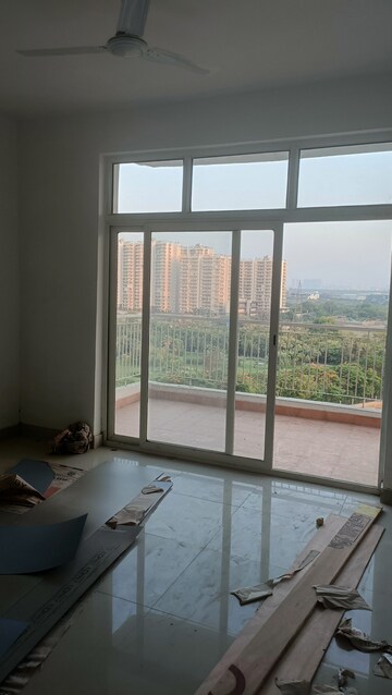 Room in 4 BHK Apartment at AVS Orchard, Sector 77 – for Rent