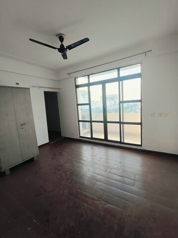 Room in 3 BHK Apartment at Sunny Enclave – for Rent