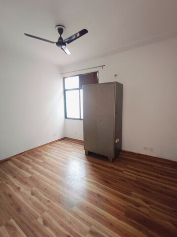 Room in 3 BHK Apartment at Sunny Enclave – for Rent