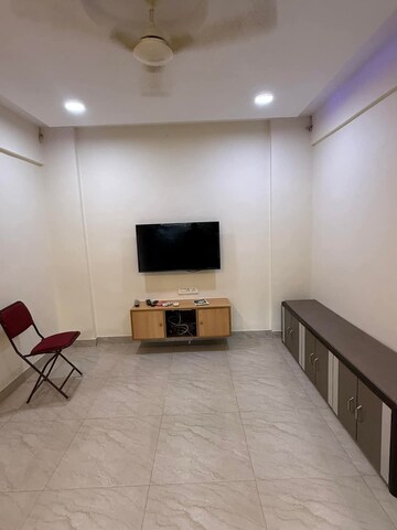 Room in 1 BHK Apartment at Lokhandwala Complex – for Rent