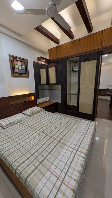Bedroom in 2 BHK Apartment at Breach Candy – for Rent