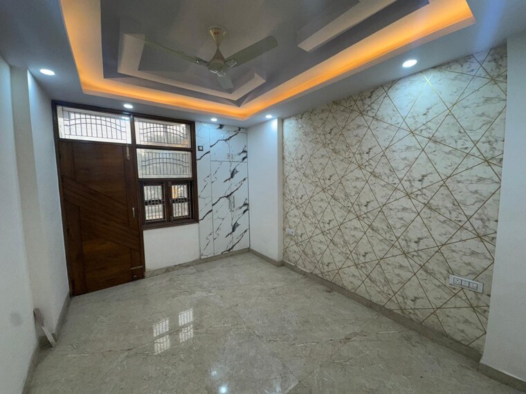 Room, sector 73 2 Bedroom 1000 Sq.Ft. Builder Floor In Sector 73 Noida 8640506