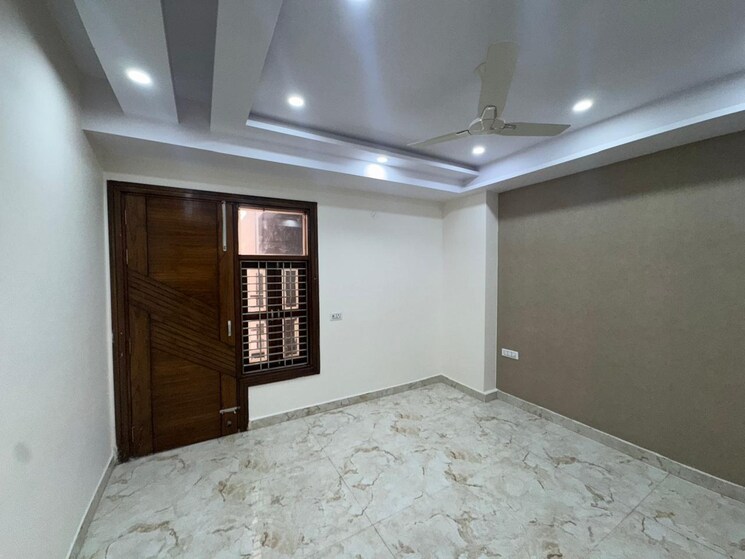 Room, sector 73 2 Bedroom 1000 Sq.Ft. Builder Floor In Sector 73 Noida 8640506