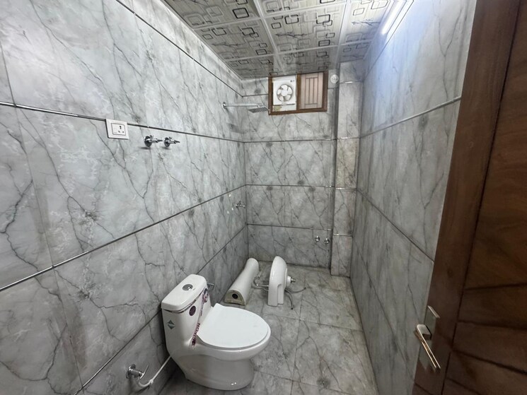 Attached Bathroom, sector 73 3 Bedroom 1400 Sq.Ft. Builder Floor In Sector 73 Noida 8640513