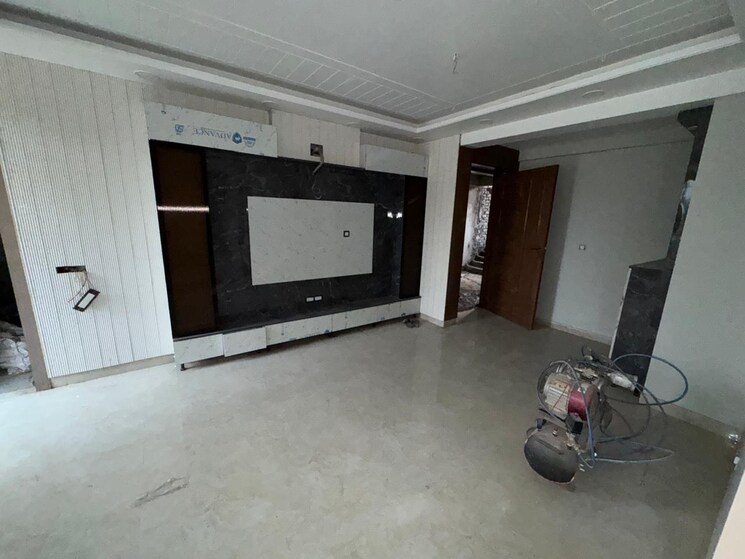 Room, sector 73 3 Bedroom 1550 Sq.Ft. Builder Floor In Sector 73 Noida 8640521