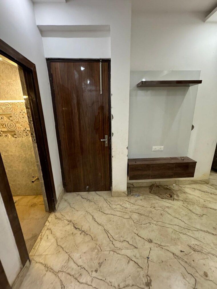 Room, sector 73 4 Bedroom 1800 Sq.Ft. Builder Floor In Sector 73 Noida 8640530