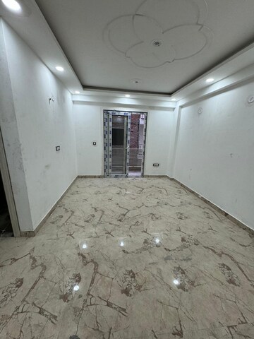 Room in 4 BHK Builder Floor at Sector 107 – for Sale
