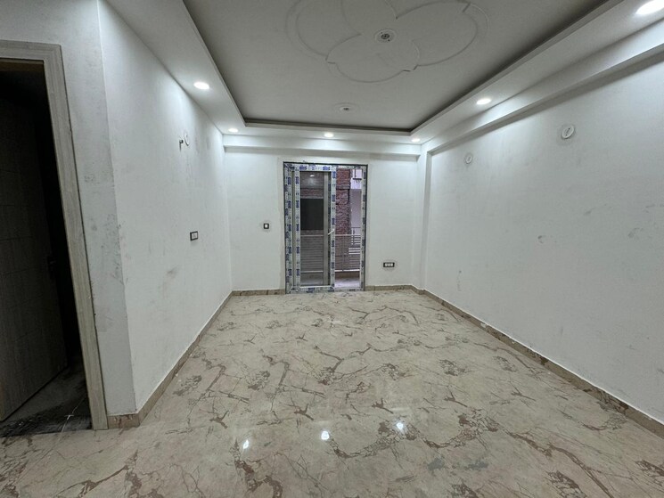 Room, sector 107 4 Bedroom 2000 Sq.Ft. Builder Floor In Sector 107 Noida 8640536