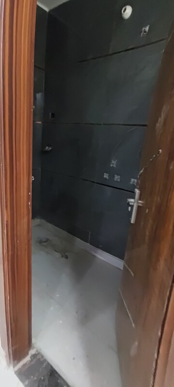 Furnished Amenities in 3 BHK Builder Floor at Dwarka Mor – for Sale