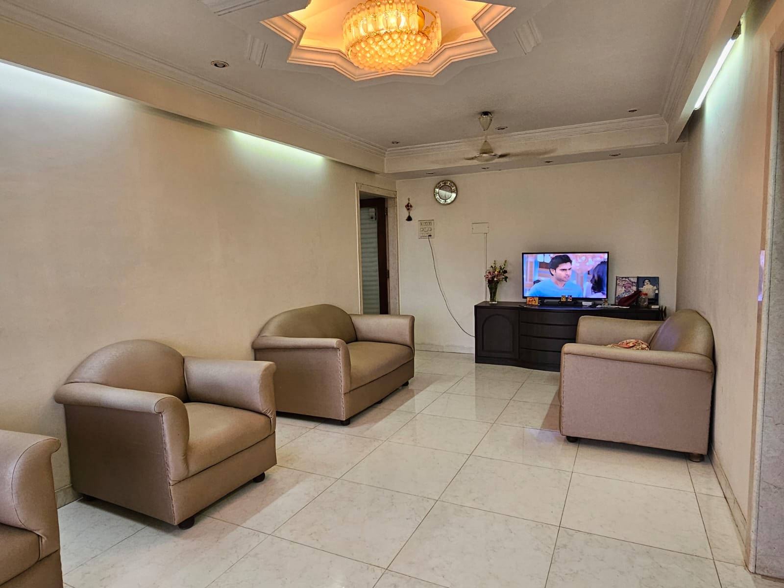 2 BHK Apartment For Rent in Jp Road, Four Bungalows, 