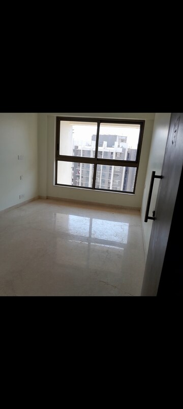 Room in 2 BHK Apartment at Kalpataru Paramount, Kapur Bawdi – for Rent
