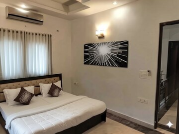 Bedroom in 6+ BHK Villa at JakhaN-Rajpur Road – for Sale