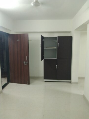 Room in 1 BHK Apartment at Nisarg CHS, Gokhalenagar – for Rent