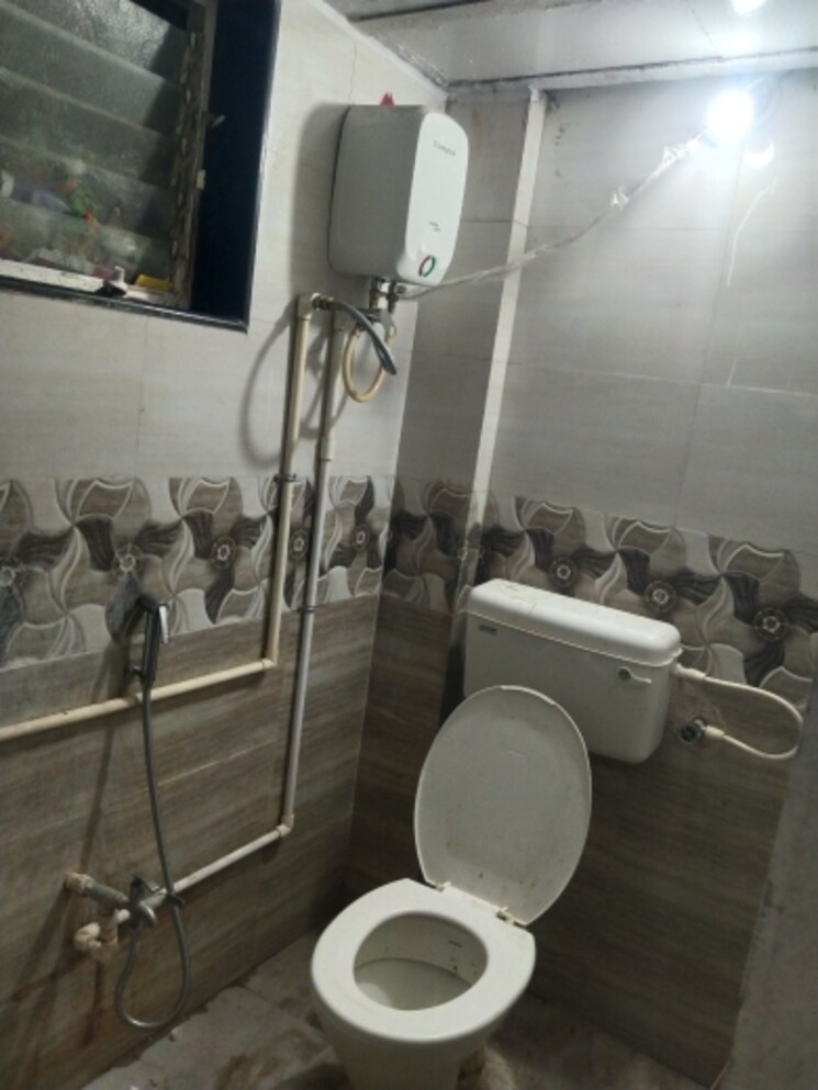 Bathroom, krushi-chs 1 Bedroom 600 Sq.Ft. Apartment In Gokhalenagar Pune 8640843
