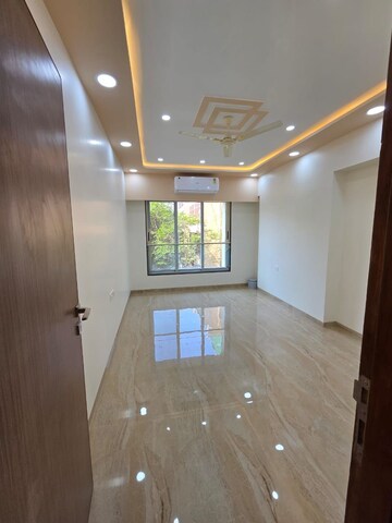 Room in 3 BHK Apartment at Juhu Gulmohar CHS, Vile Parle West – for Rent
