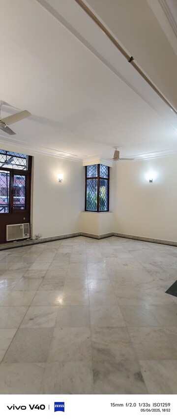 Room in 3 BHK Builder Floor at Defence Colony – for Rent