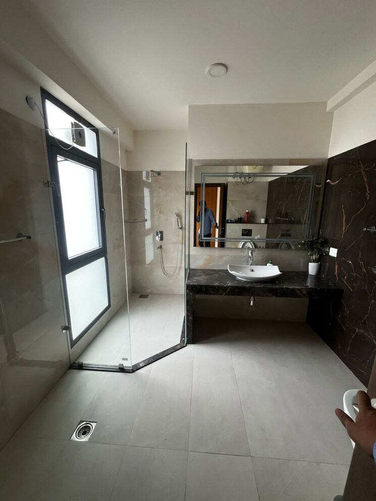 Bathroom, unitech-uniworld-resorts-the-residences 5 Bedroom 6880 Sq.Ft. Villa In Sector 33 Gurgaon 8641055
