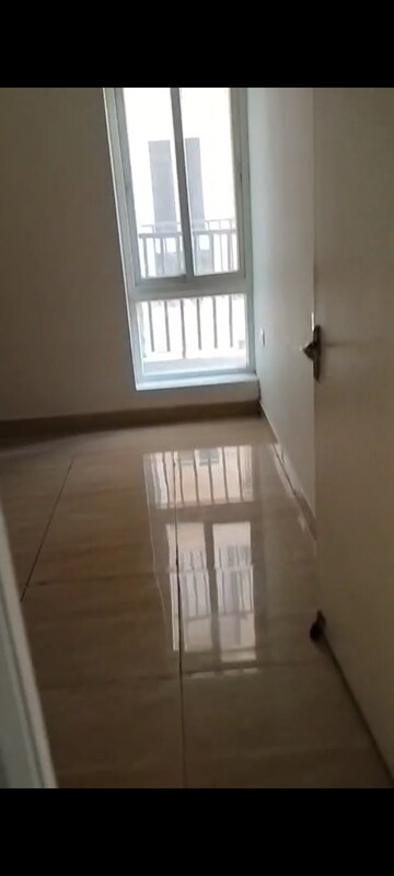 Room in 3 BHK Apartment at Gaur City 2 - 14th Avenue, Sector 16c Greater Noida – for Rent